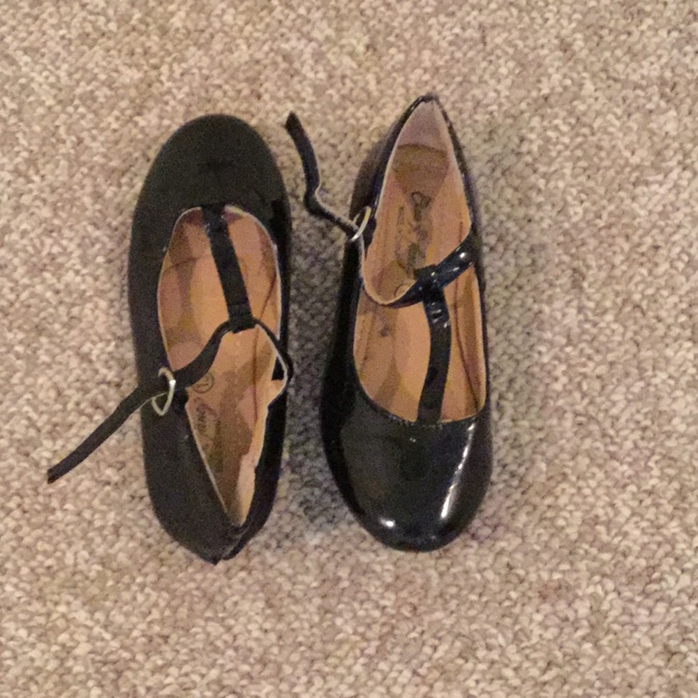 I am selling a cute black little girls dress shoe.